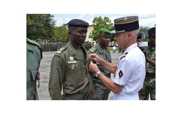 Décoration de sous-officiers congolais, instructeurs à l'EGT