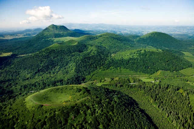  Le Puy de Dôme, en Auvergne, est intégré dans un parc naturel régional, avec de nombreux autres volcans. - JPEG